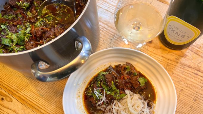 Oxney Blanc de Blancs with a pot and bowl of Thai beef stir fry