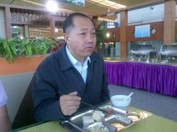 Cao Kailong having breakfast