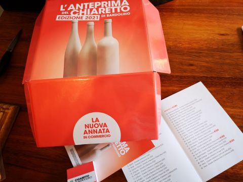 Chiaretto di Bardolino tasting - a very pink box