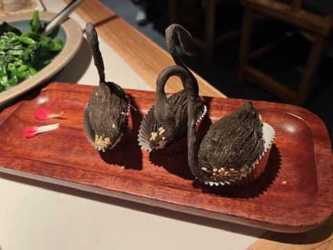 Che Li black swans with durian puree