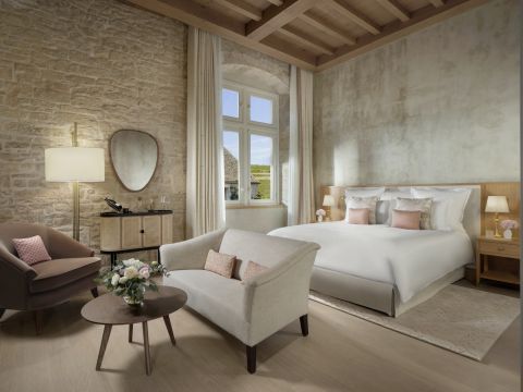 Commaraine hotel room