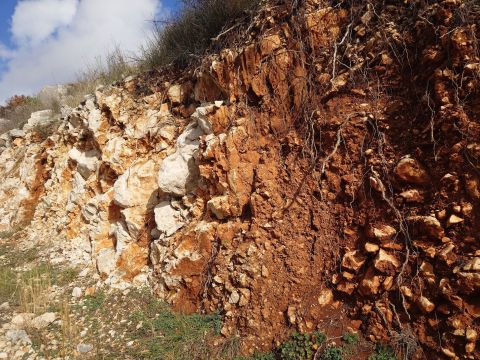 Jagged, white and ruddy red Skegro bedrock