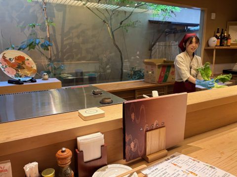 Chopping cabbage in eel resto