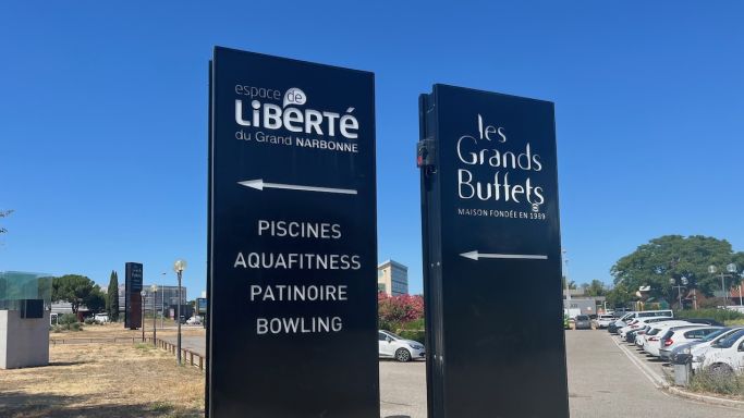 Entrance to Les Grands Buffets